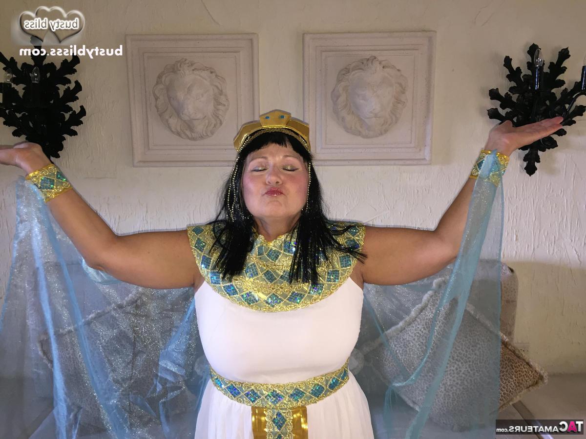 16P La señora madura Busty Bliss hace una mamada mientras luce ropa de cosplay