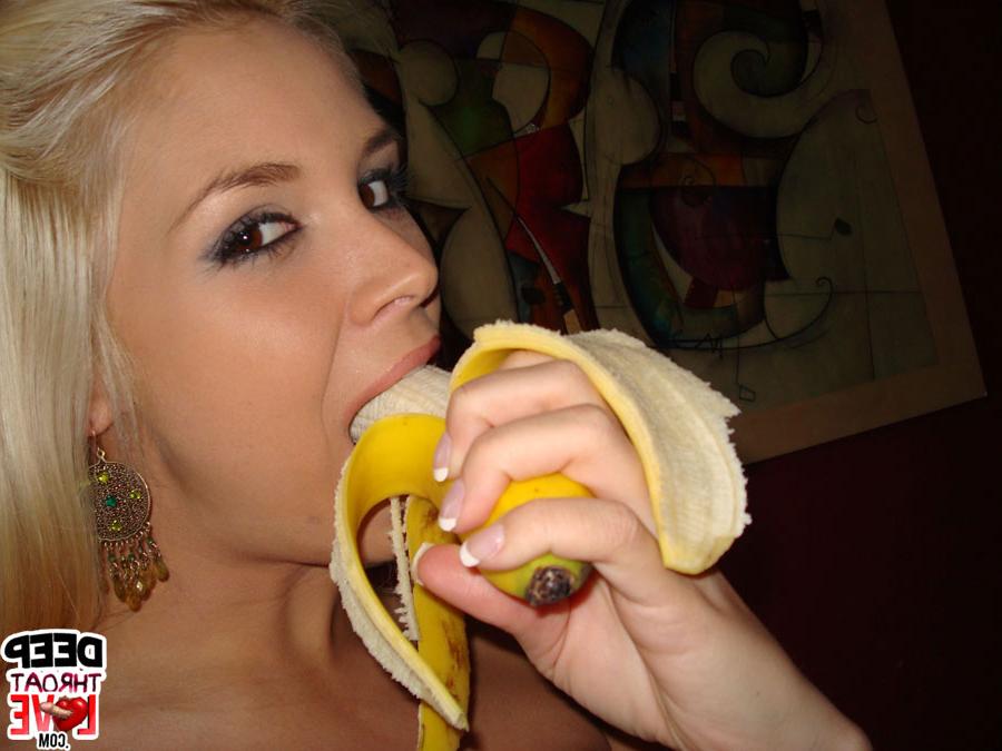 16P Sarah Vandella, jeune femme sexy aux seins énormes, écarte sa chatte.