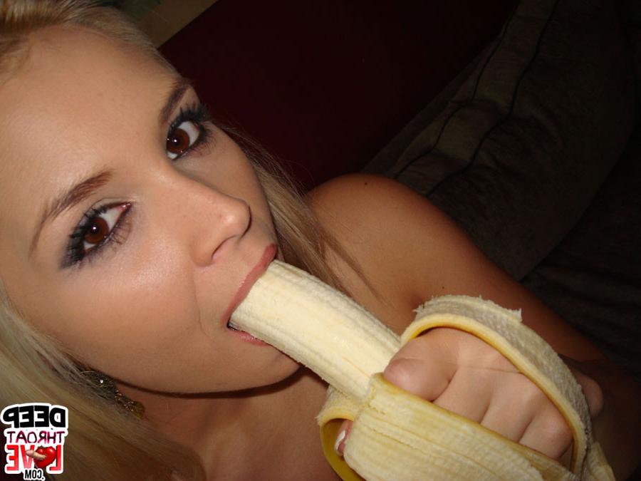 16P Sarah Vandella, jeune femme sexy aux seins énormes, écarte sa chatte.