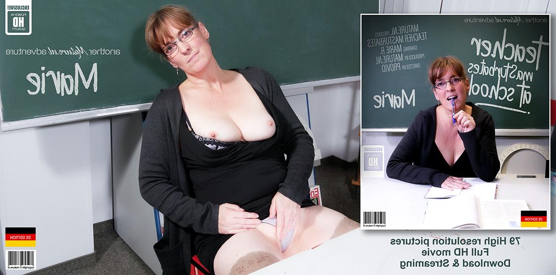 11P Marie R, enseignante mature, se masturbe à son bureau avec des lunettes et des talons rouges.