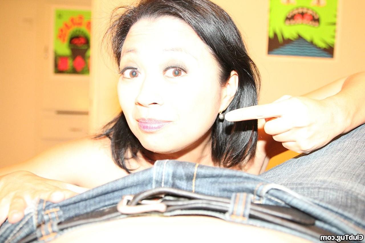 20P Brincalhão asiático MILF Lucky Star dando uma punheta POV alucinante