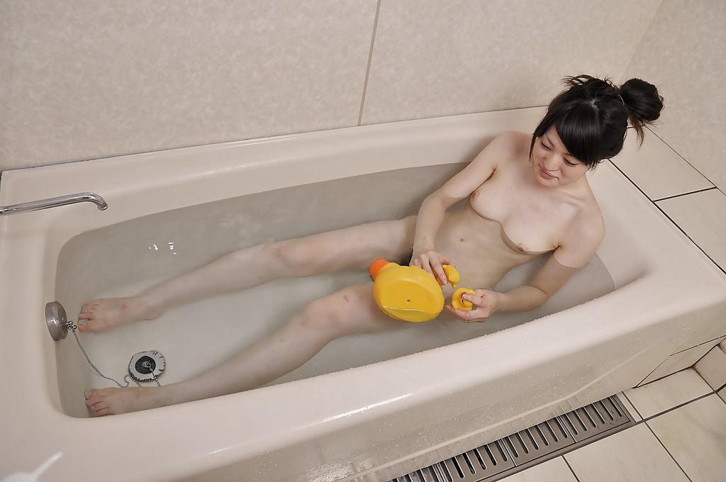 16P La juguetona asiática adolescente Aki Tajima tomando un baño ante la cámara