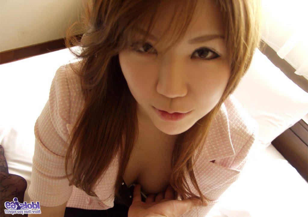 16P La dulce joven japonesa pelirroja mizuki se desnuda mientras se ducha