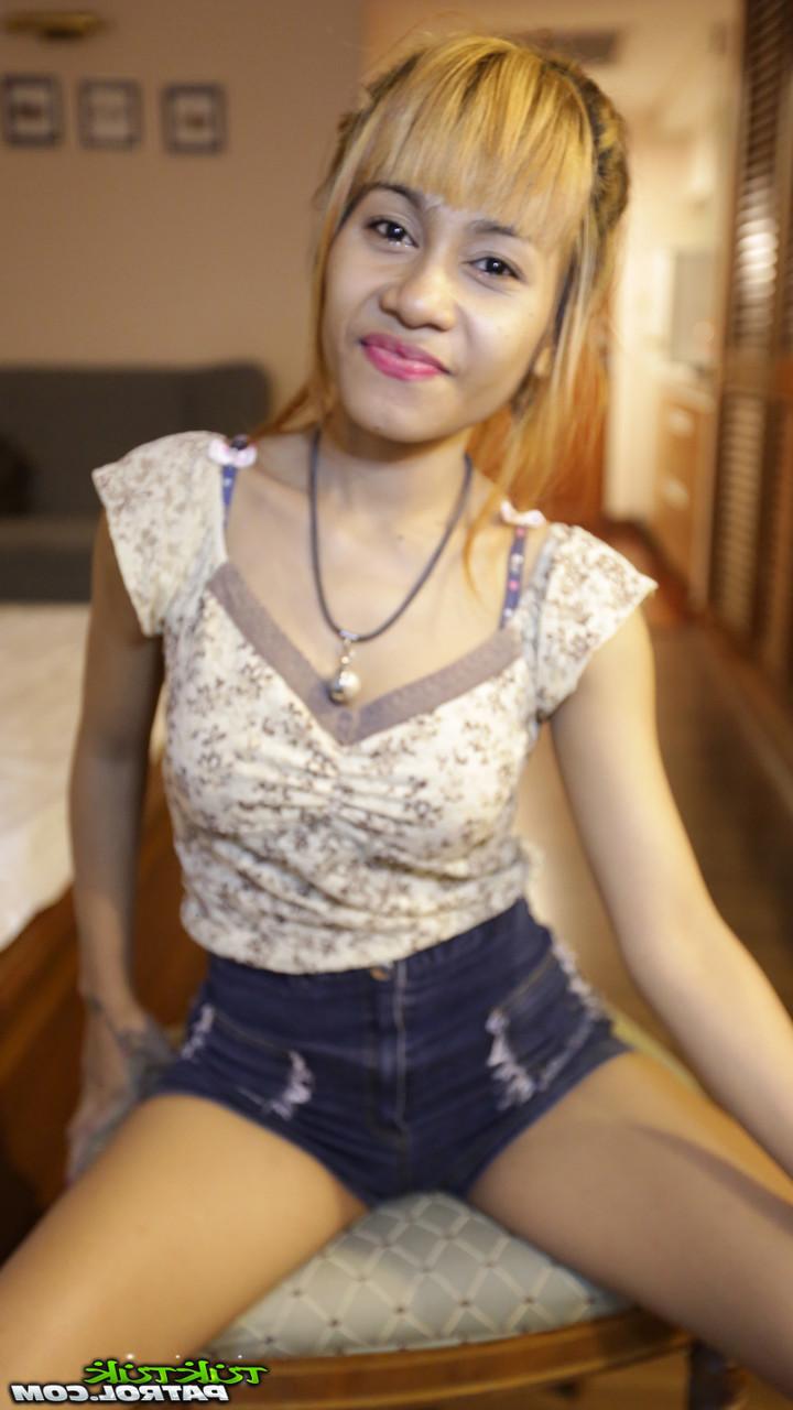 20P A linda mãe tailandesa Jean sopra e transa com um pau branco em um quarto de hotel