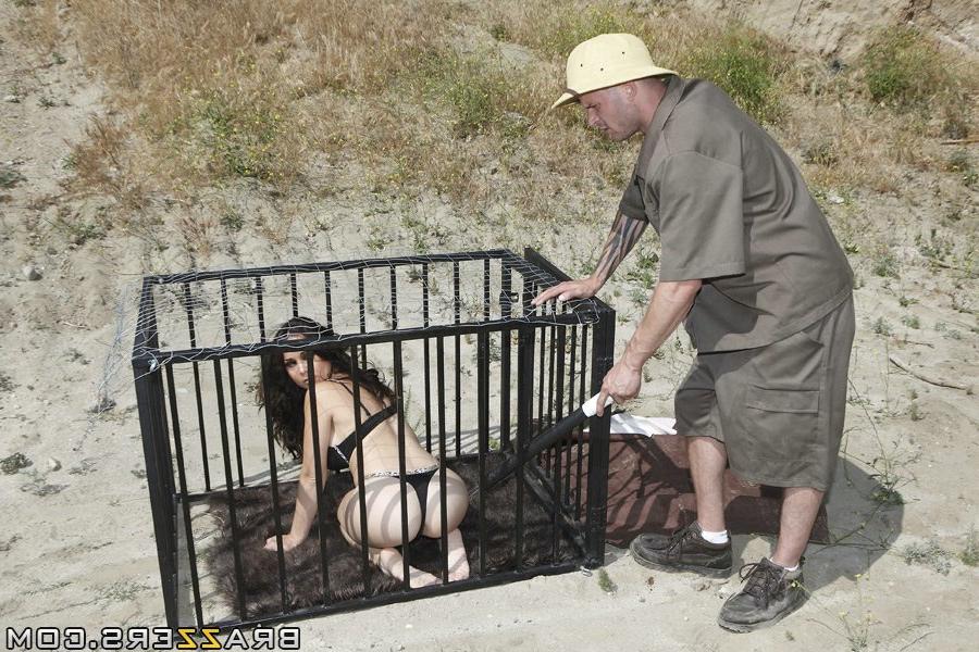 20P La soumise Holly West endure le sexe anal hardcore avec un maître bien membré en extérieur.