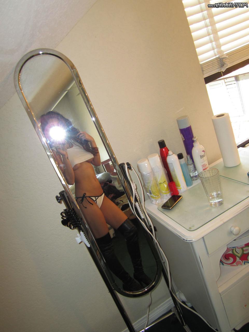 17P Der brünette Pornostar Karina White macht sexy Selfies und zeigt ihre natürlichen Titten