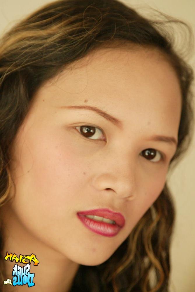 20P Der bezaubernde thailändische Teenager Nuch zeigt ihre kleinen Titten mit sexy Nippeln und ihre haarige Muschi
