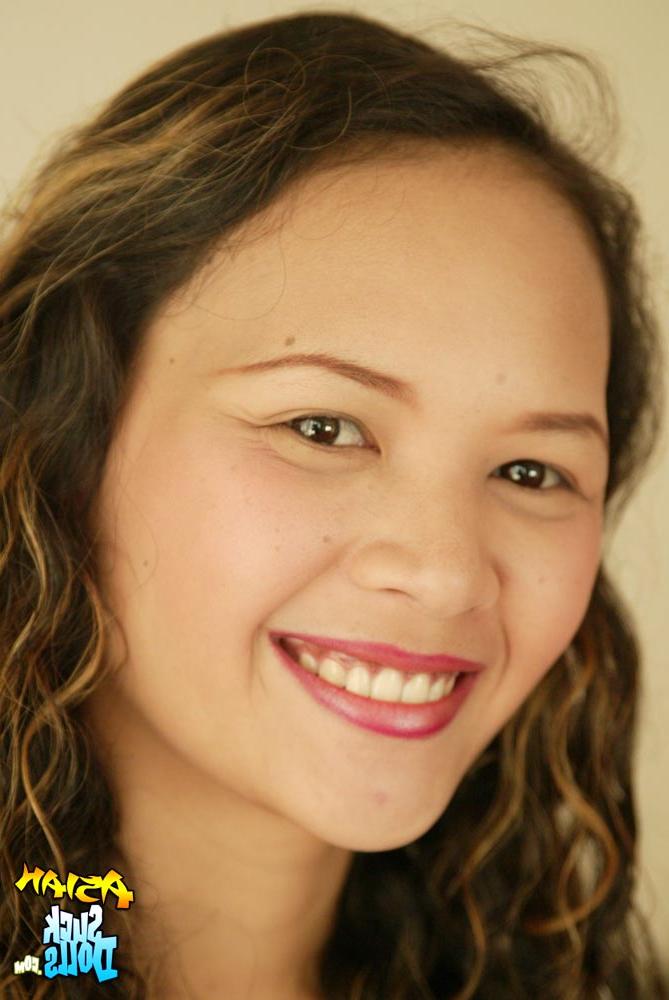 20P Der bezaubernde thailändische Teenager Nuch zeigt ihre kleinen Titten mit sexy Nippeln und ihre haarige Muschi