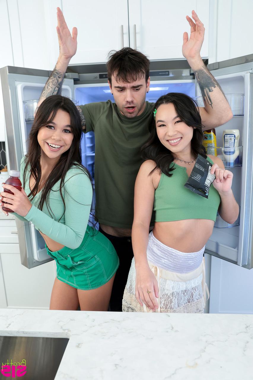 20P La brune sexy Kimmy Kimm profite d'une grosse bite dans un plan à trois avec sa demi-soeur