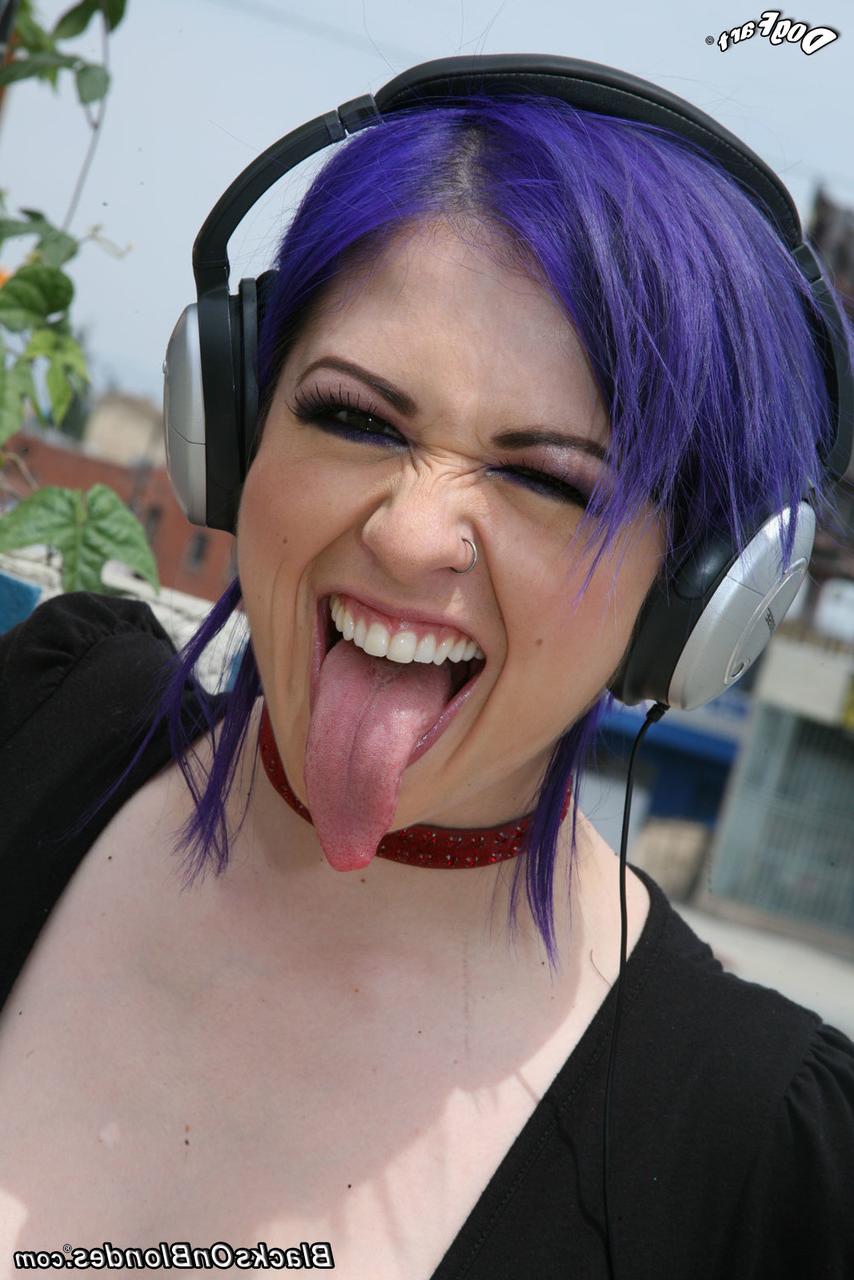 15P O roqueiro punk Larkin Love ostenta cabelos tingidos durante um gangbang interracial