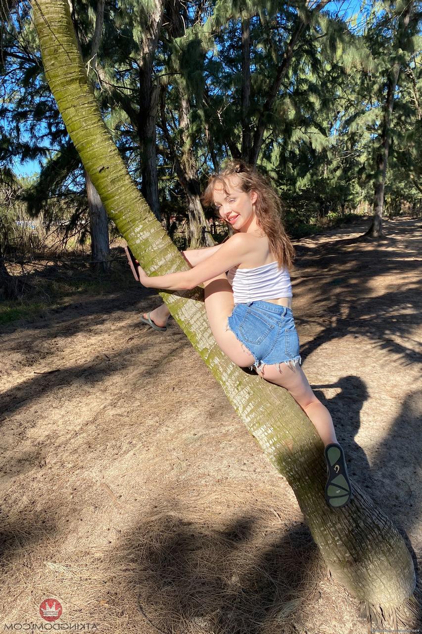 20P A adolescente amadora magra Aliya Brynn revela sua vulva suculenta e peitos pequenos ao ar livre