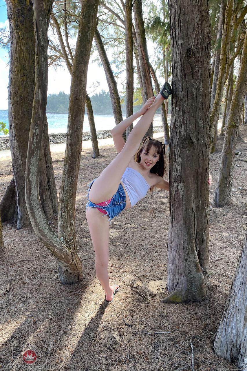 20P A adolescente amadora magra Aliya Brynn revela sua vulva suculenta e peitos pequenos ao ar livre