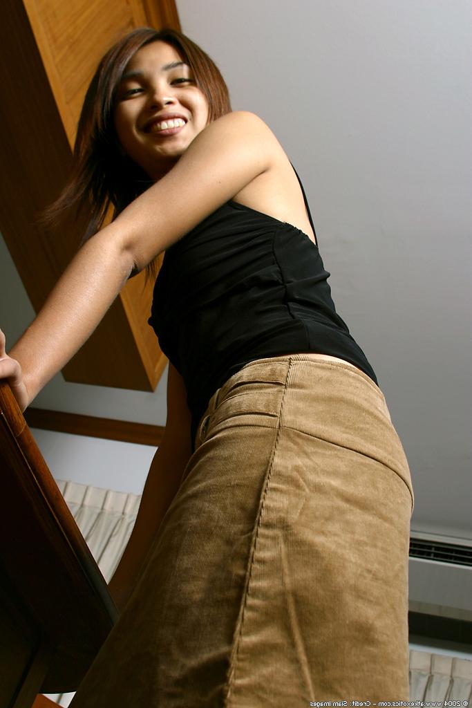 16P Asiatique amateur avec de belles jambes exhibant sa culotte sous la jupe dans la cuisine.