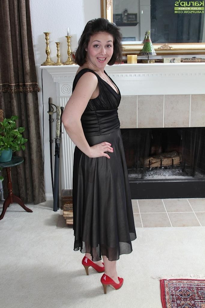 16P Chubby mom Penny Prite reveals tiny tits and bald cunt in solo girl spread