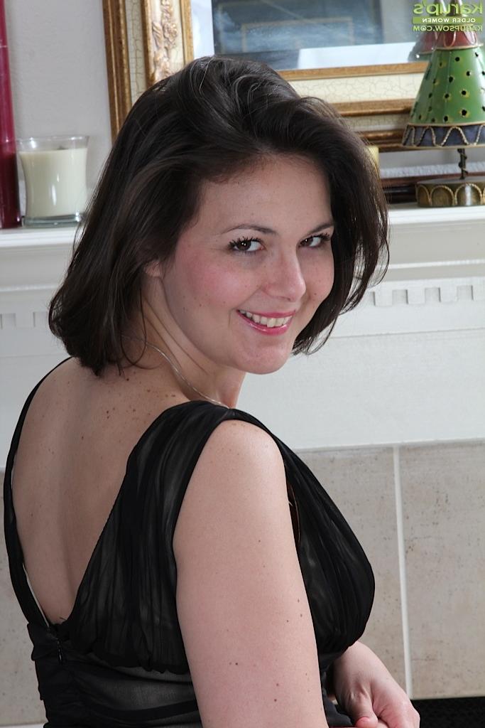 16P Chubby mom Penny Prite reveals tiny tits and bald cunt in solo girl spread
