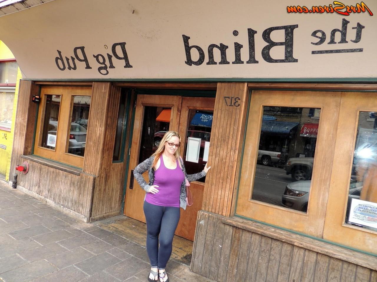 17P Fat amateur Dee Siren flashes in public before masturbating in a vehicle