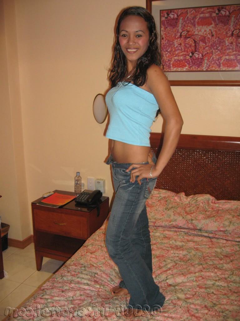 17P La inocente filipina Jessica se desnuda y es penetrada en el hotel
