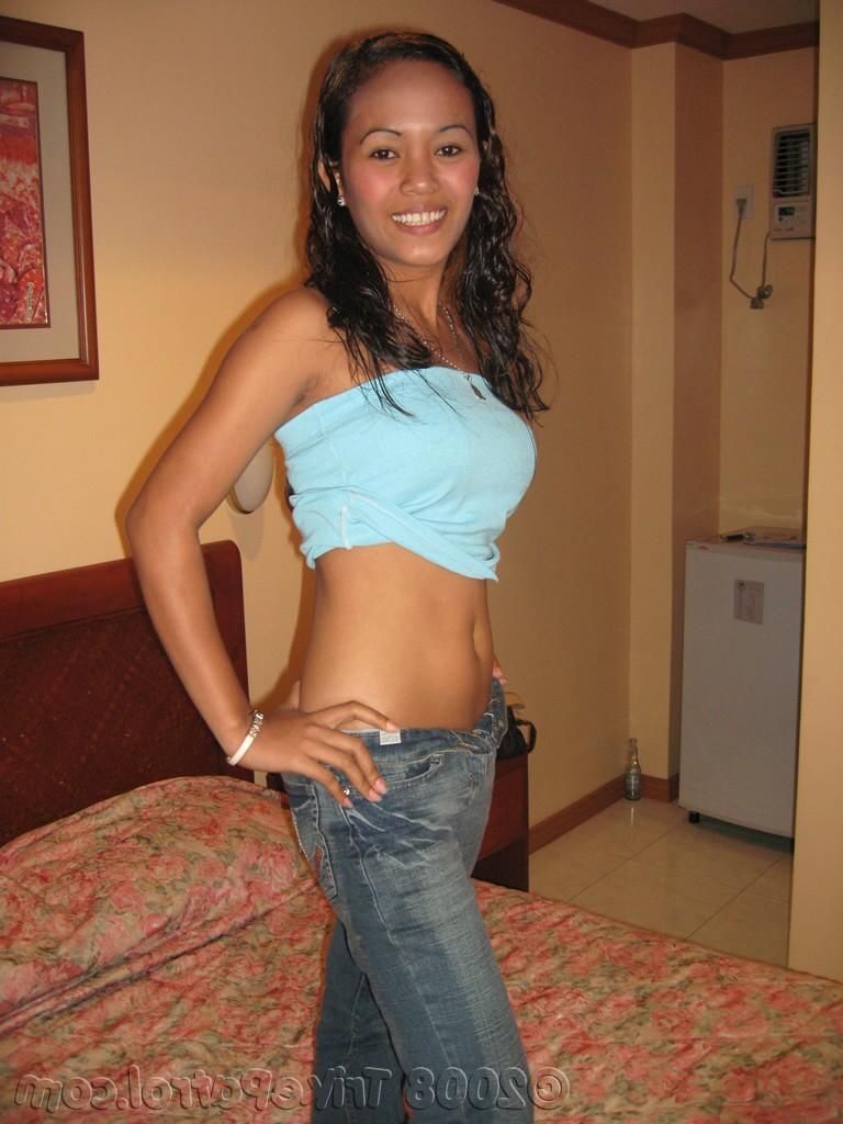 17P La inocente filipina Jessica se desnuda y es penetrada en el hotel