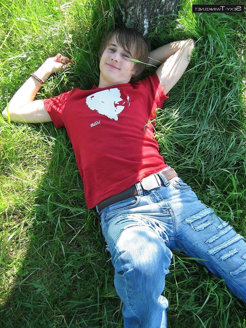 20P La beauté gay Mike se déshabille au bord de la rivière et joue avec sa bite dure