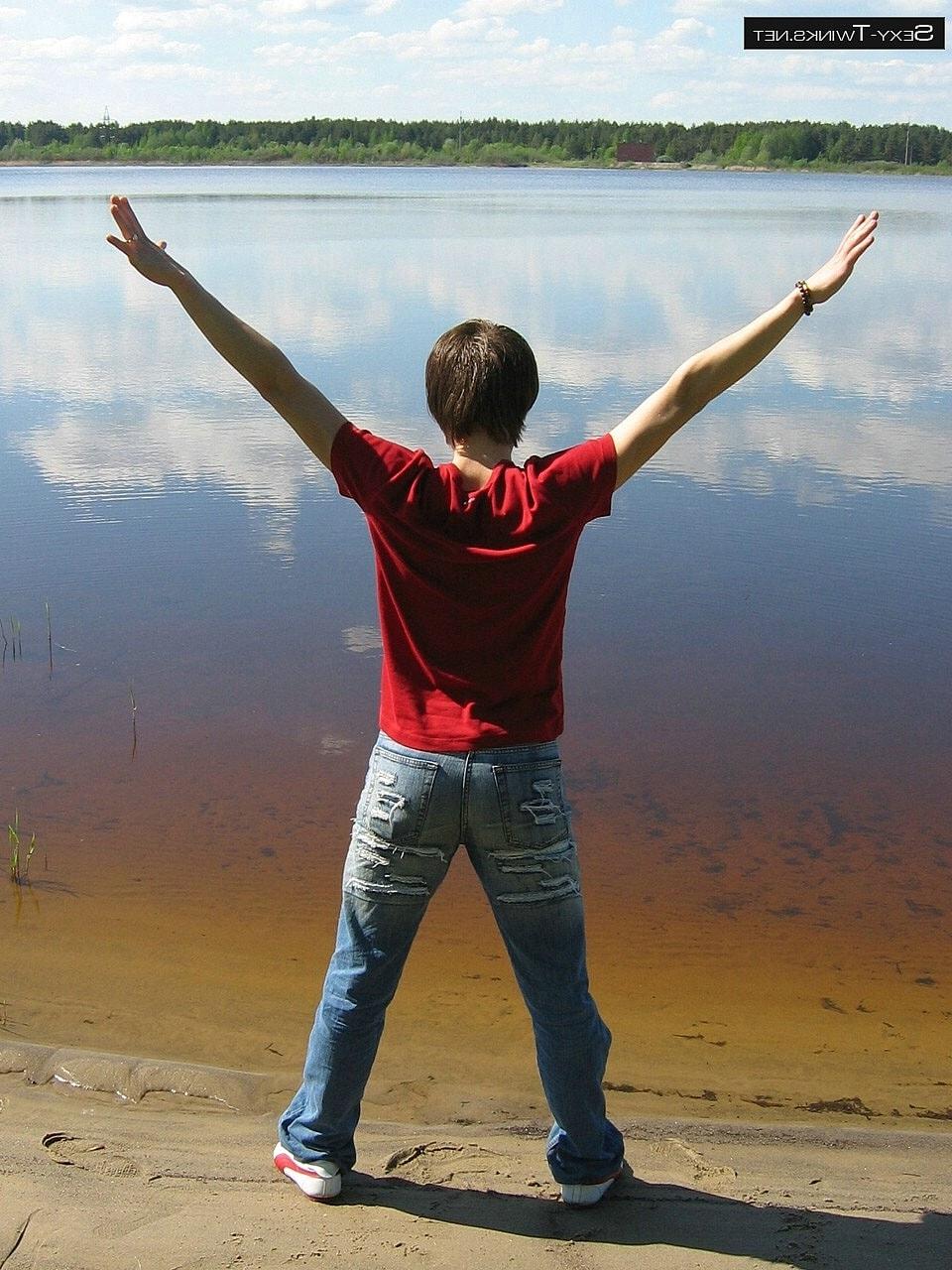 20P La beauté gay Mike se déshabille au bord de la rivière et joue avec sa bite dure