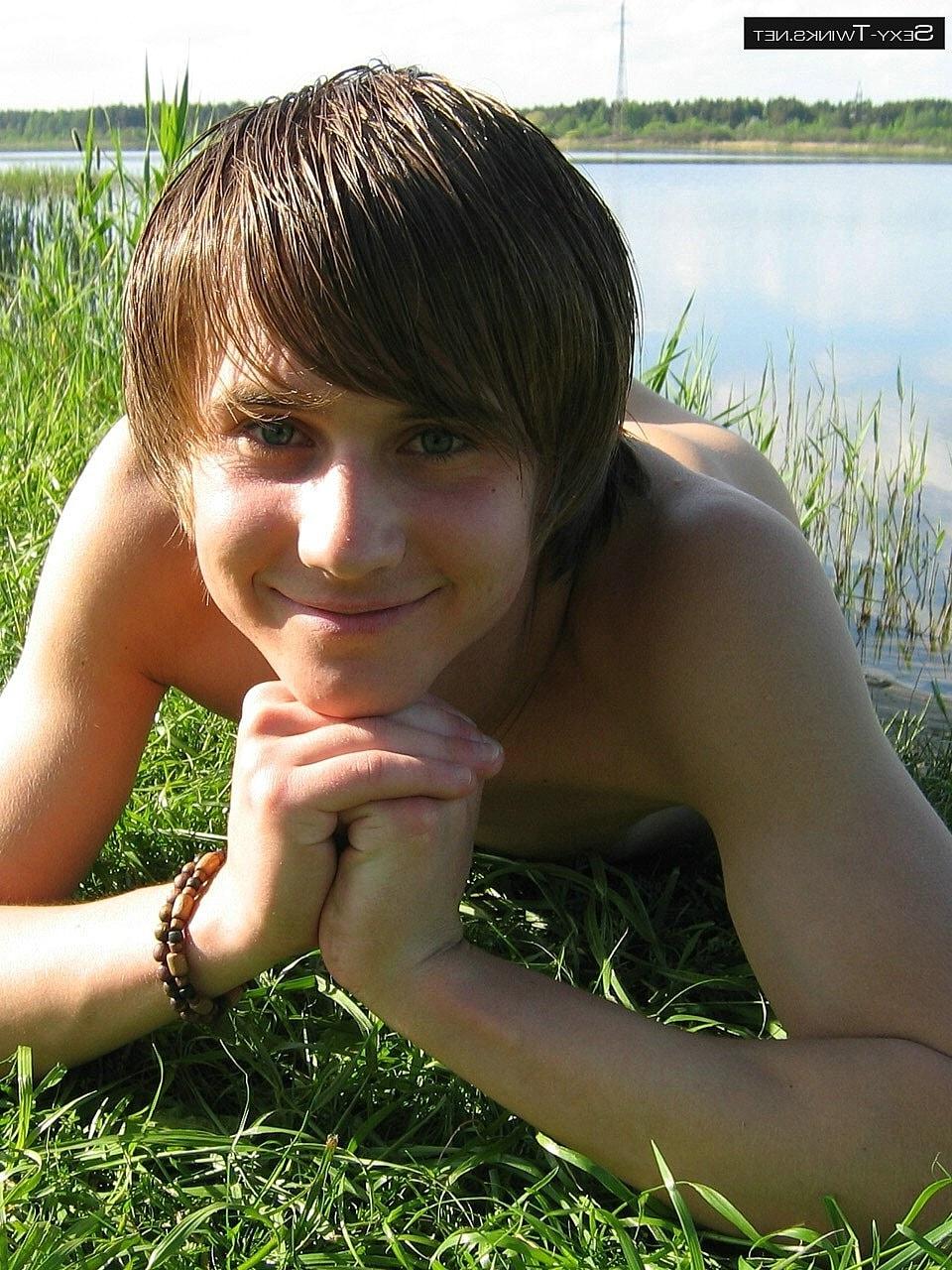 20P La beauté gay Mike se déshabille au bord de la rivière et joue avec sa bite dure