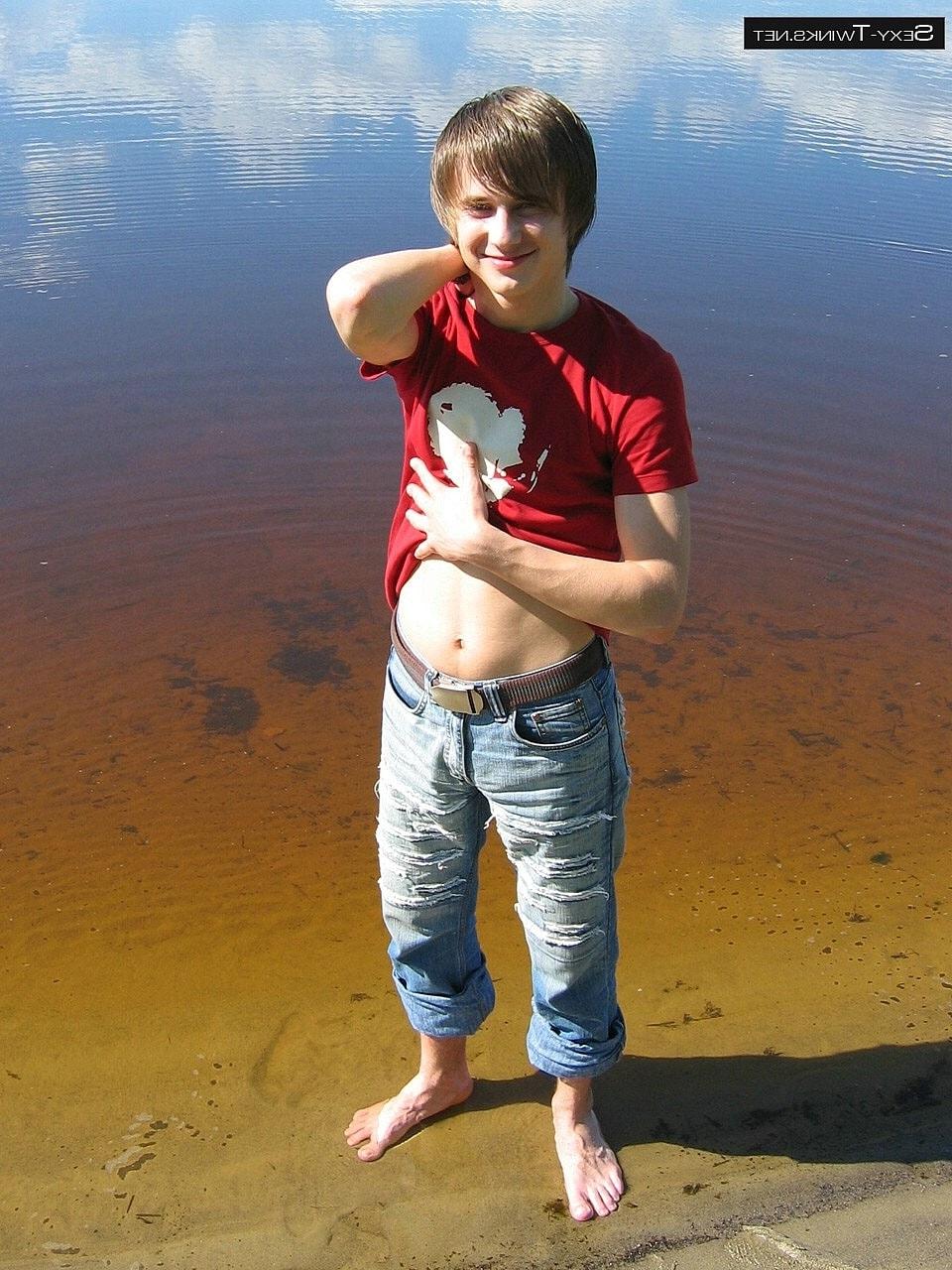 20P La beauté gay Mike se déshabille au bord de la rivière et joue avec sa bite dure