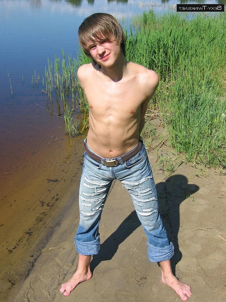 20P La beauté gay Mike se déshabille au bord de la rivière et joue avec sa bite dure