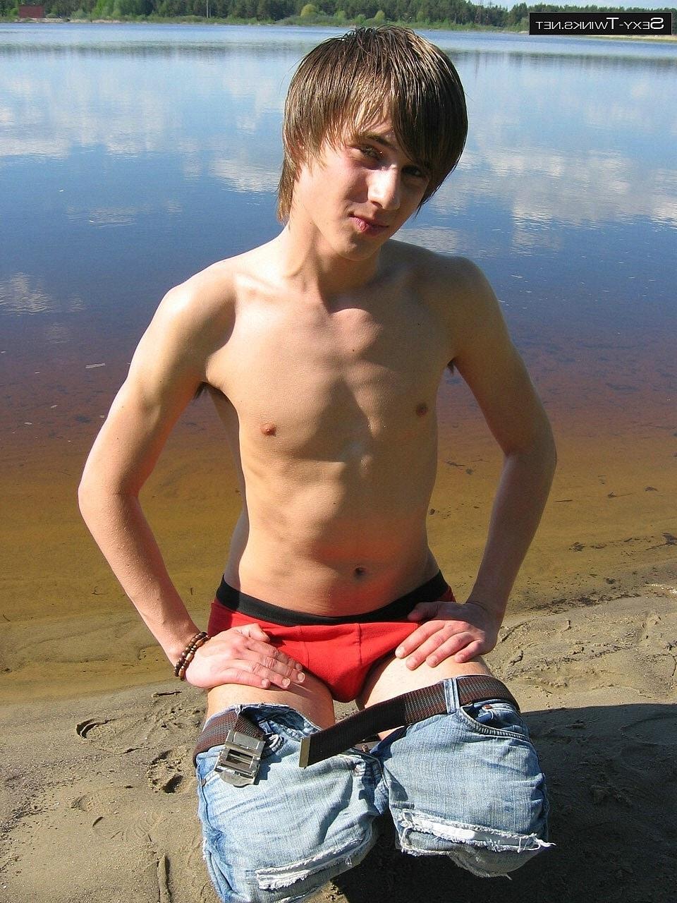 20P La beauté gay Mike se déshabille au bord de la rivière et joue avec sa bite dure