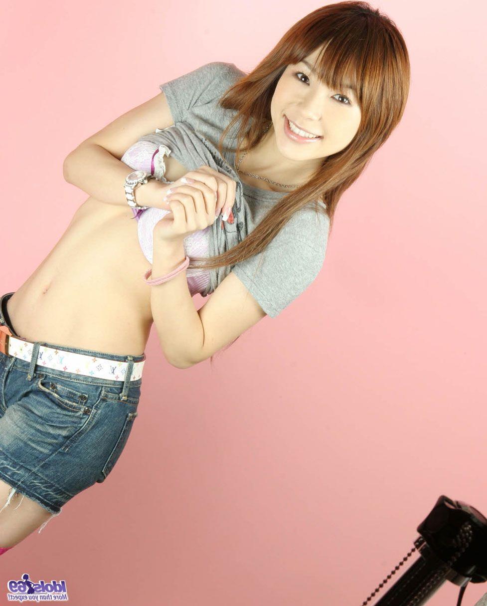15P A adolescente japonesa Hayase expõe seu sutiã durante uma sessão sem nudez
