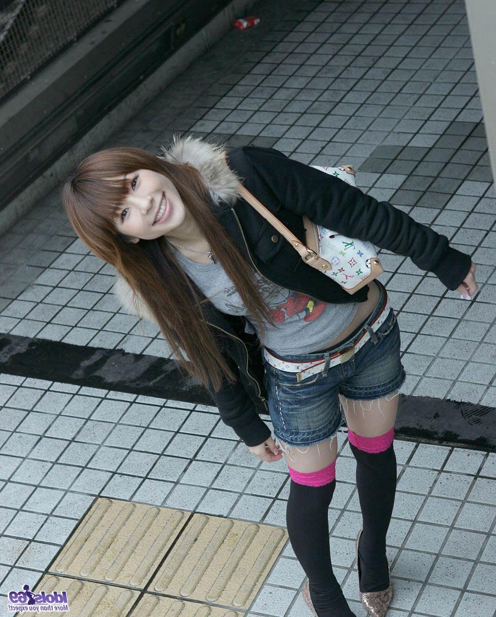 15P A adolescente japonesa Hayase expõe seu sutiã durante uma sessão sem nudez