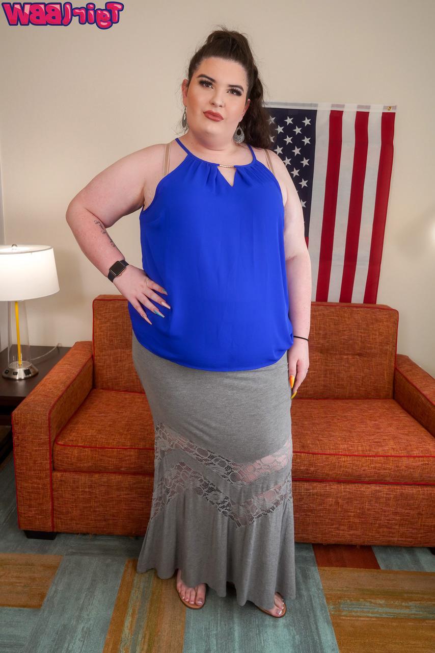 16P La transexual gordita Madame Morgan muestra su gran culo y su polla muy pequeña
