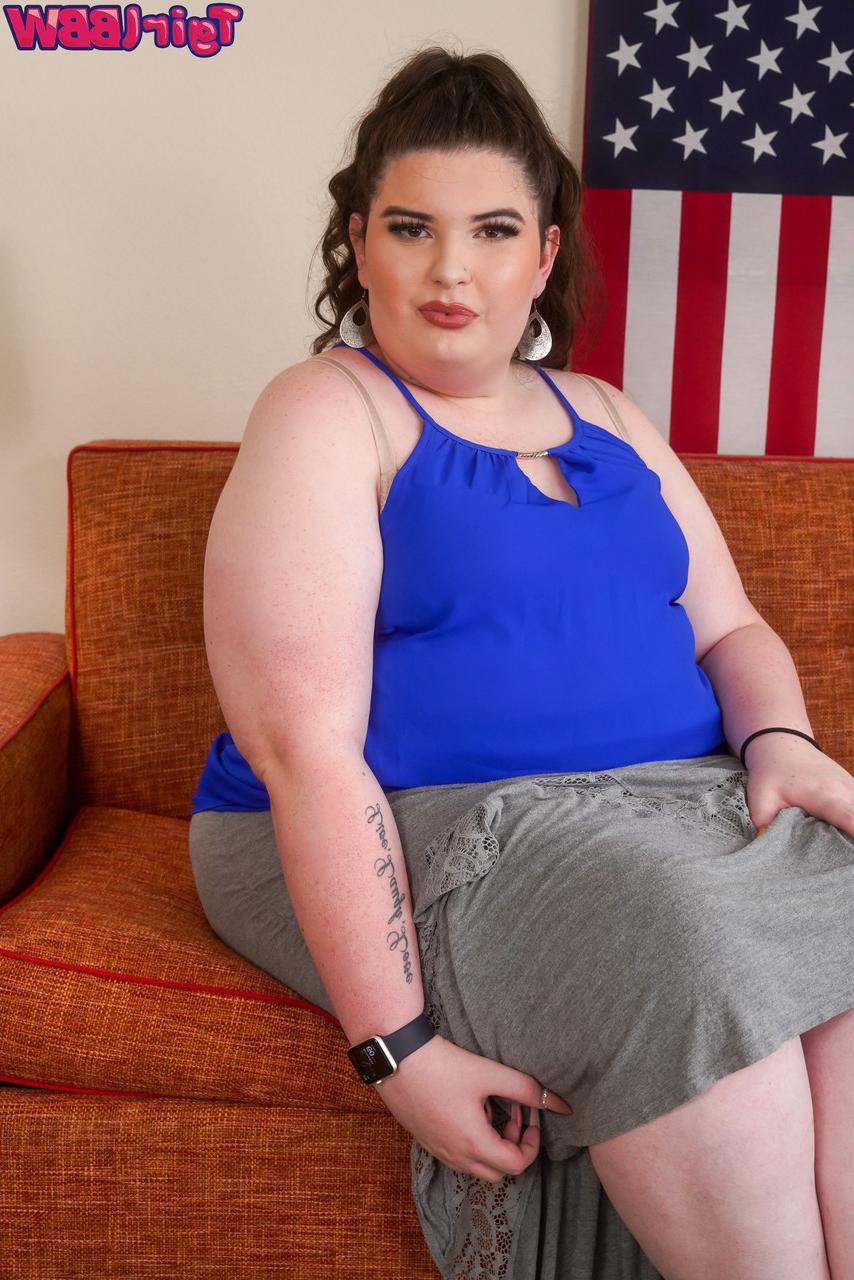 16P La transexual gordita Madame Morgan muestra su gran culo y su polla muy pequeña