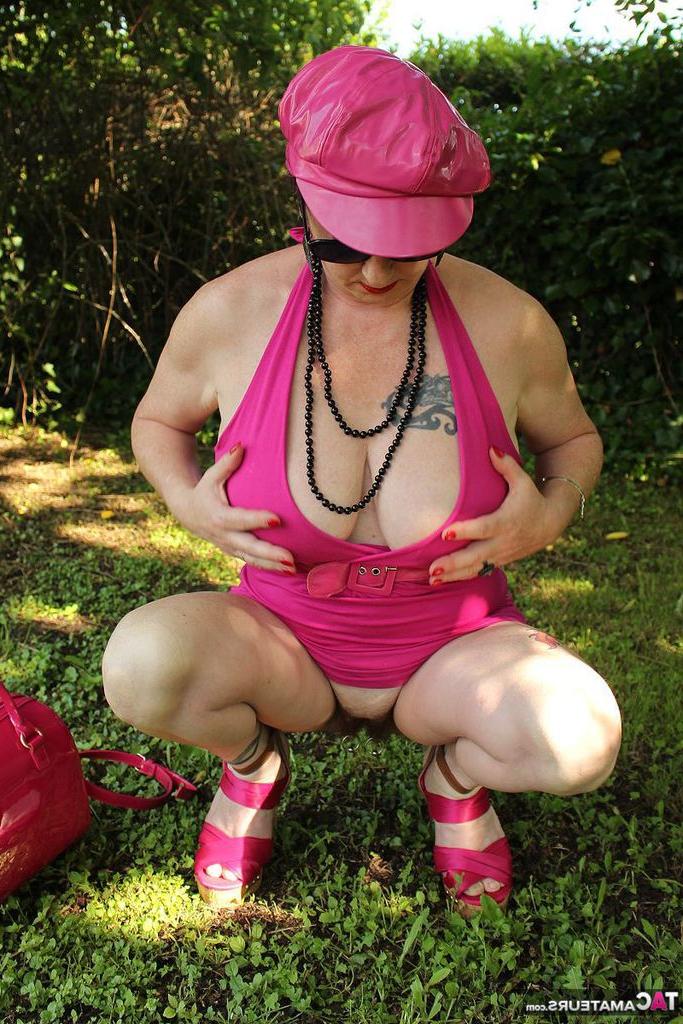 20P La mayor amateur Mary Bitch se mete un consolador en su coño natural a la sombra del césped