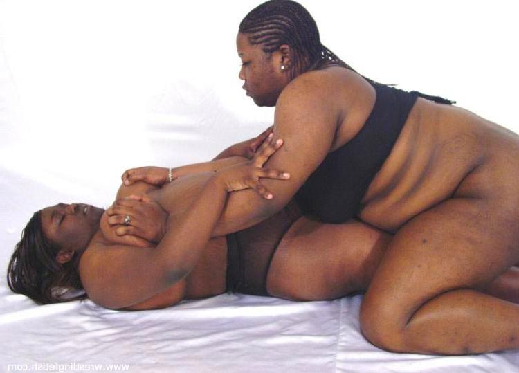 15P Lesbianas negras gordas muestran sus grandes tetas naturales mientras luchan entre ellas