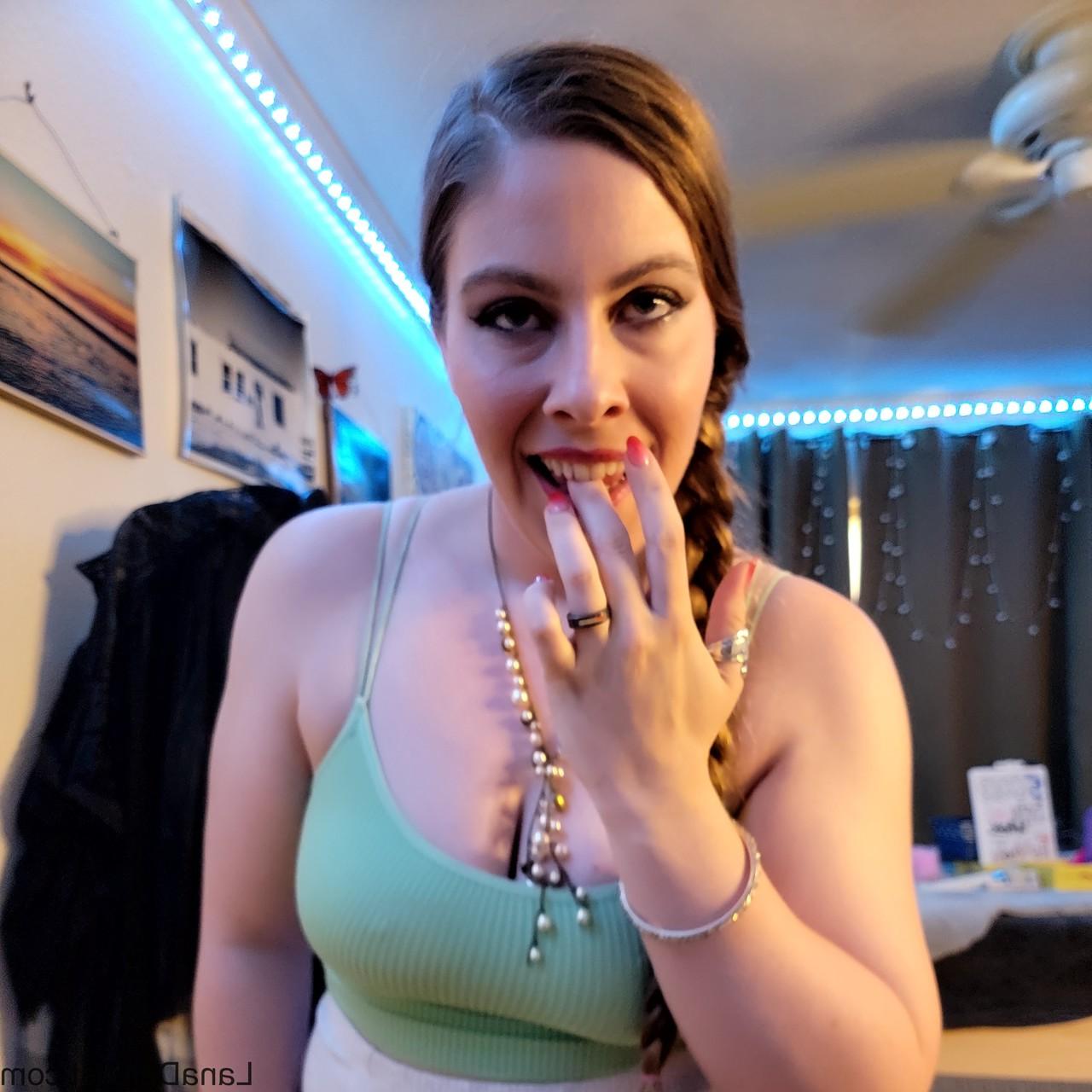 14P La séductrice potelée Lana Del Lust expose ses courbes dans sa tenue de salope.