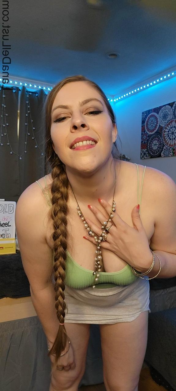 14P La séductrice potelée Lana Del Lust expose ses courbes dans sa tenue de salope.