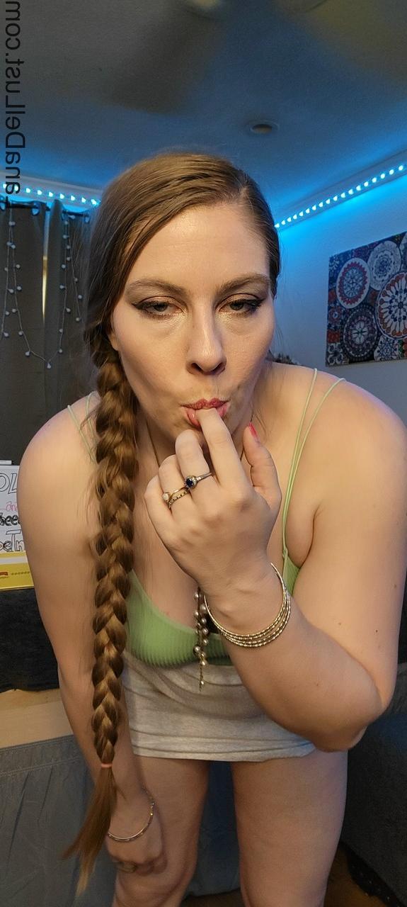 14P La séductrice potelée Lana Del Lust expose ses courbes dans sa tenue de salope.