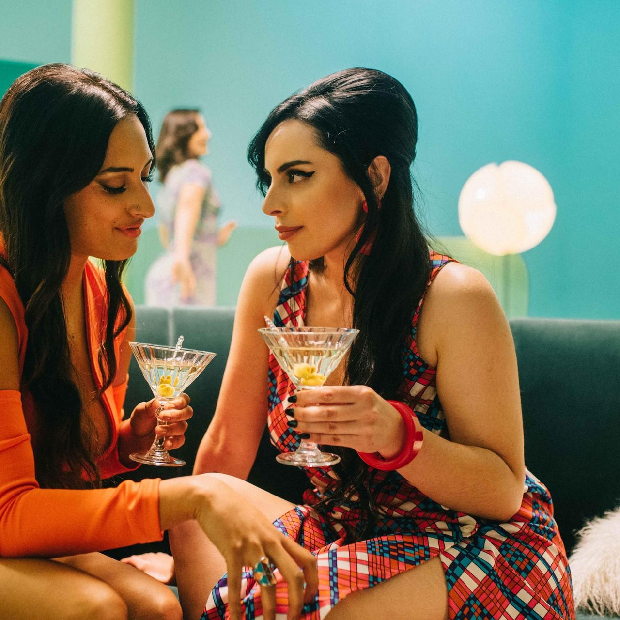 20P Euro girls de tirar o fôlego sendo fodidas em uma orgia inter-racial bissexual