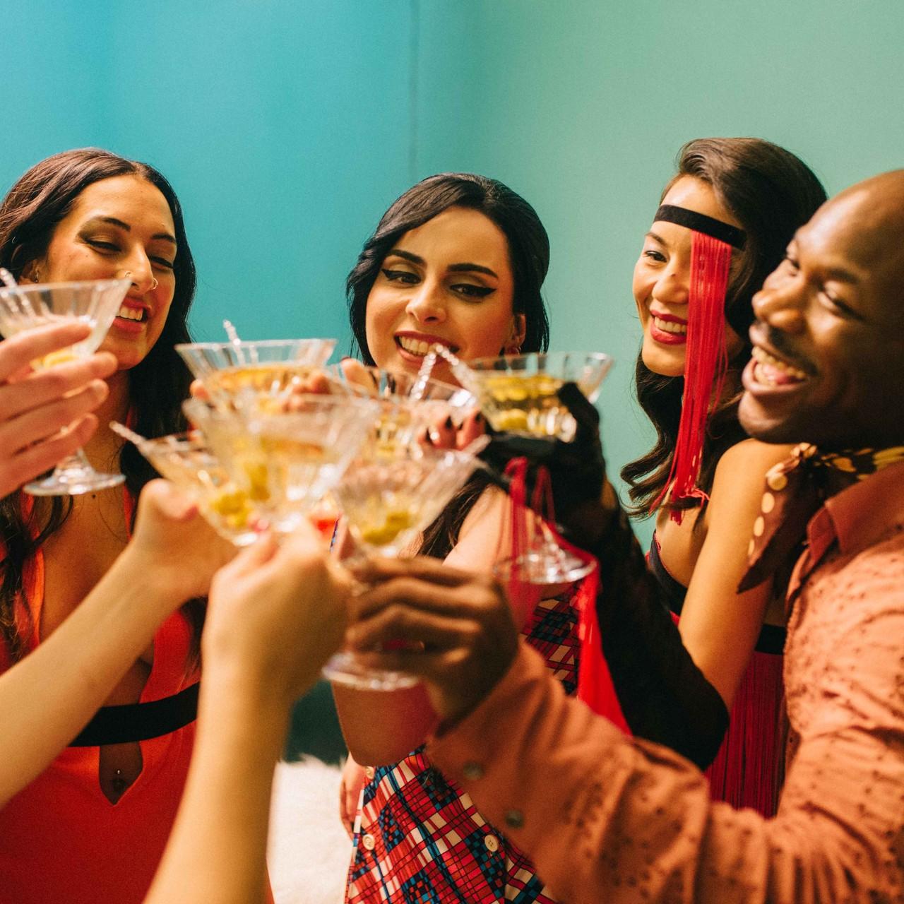 20P Euro girls de tirar o fôlego sendo fodidas em uma orgia inter-racial bissexual