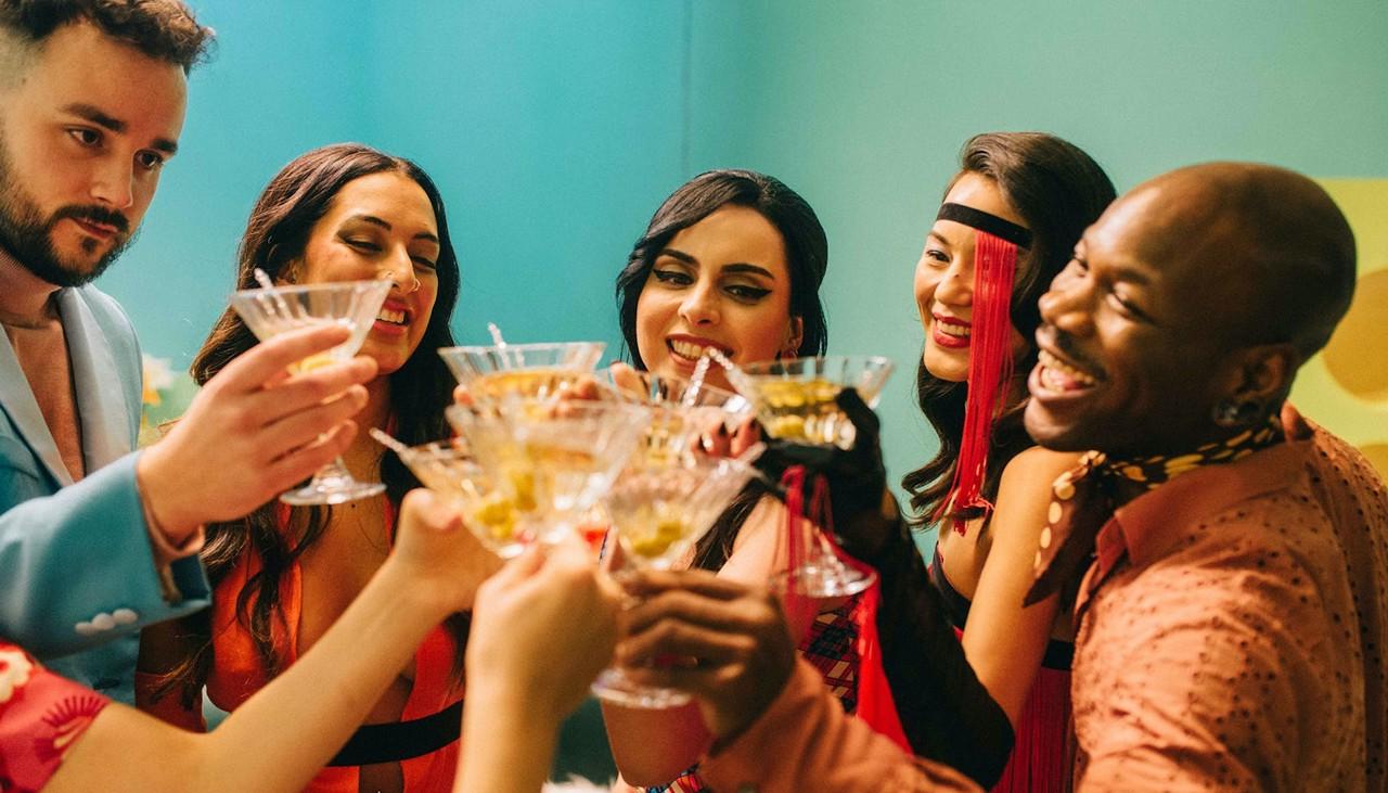 20P Euro girls de tirar o fôlego sendo fodidas em uma orgia inter-racial bissexual