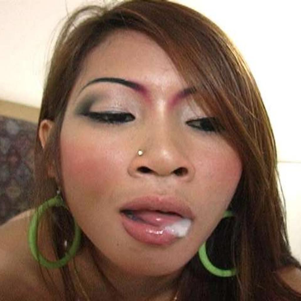 16P Das hübsche asiatische Mädchen Noon schluckt Sperma, während es einen POV-Blowjob gibt