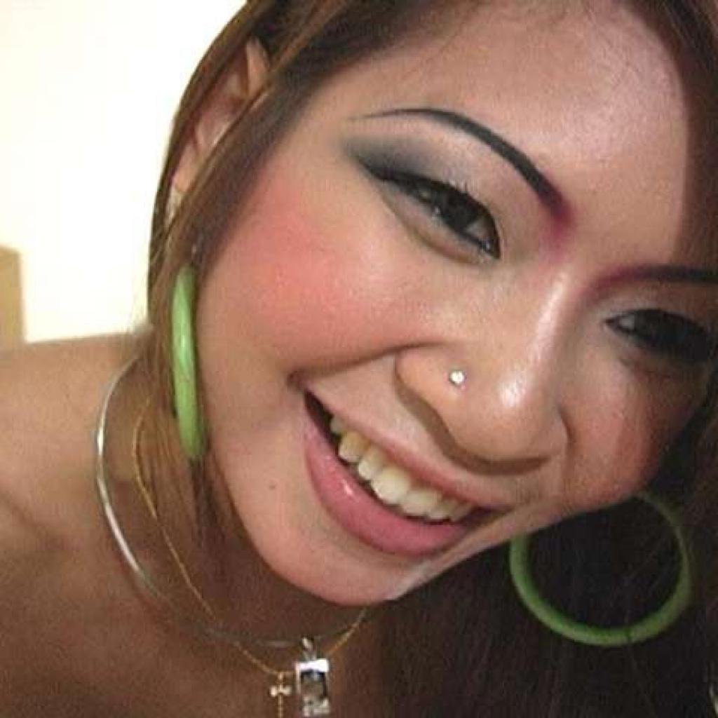 16P Das hübsche asiatische Mädchen Noon schluckt Sperma, während es einen POV-Blowjob gibt
