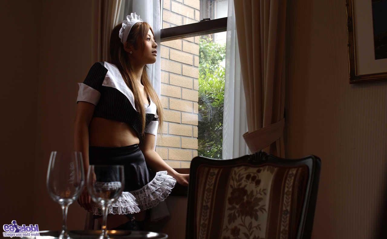 16P A empregada japonesa Yuka Hata descobre seus lindos seios durante a ação solo