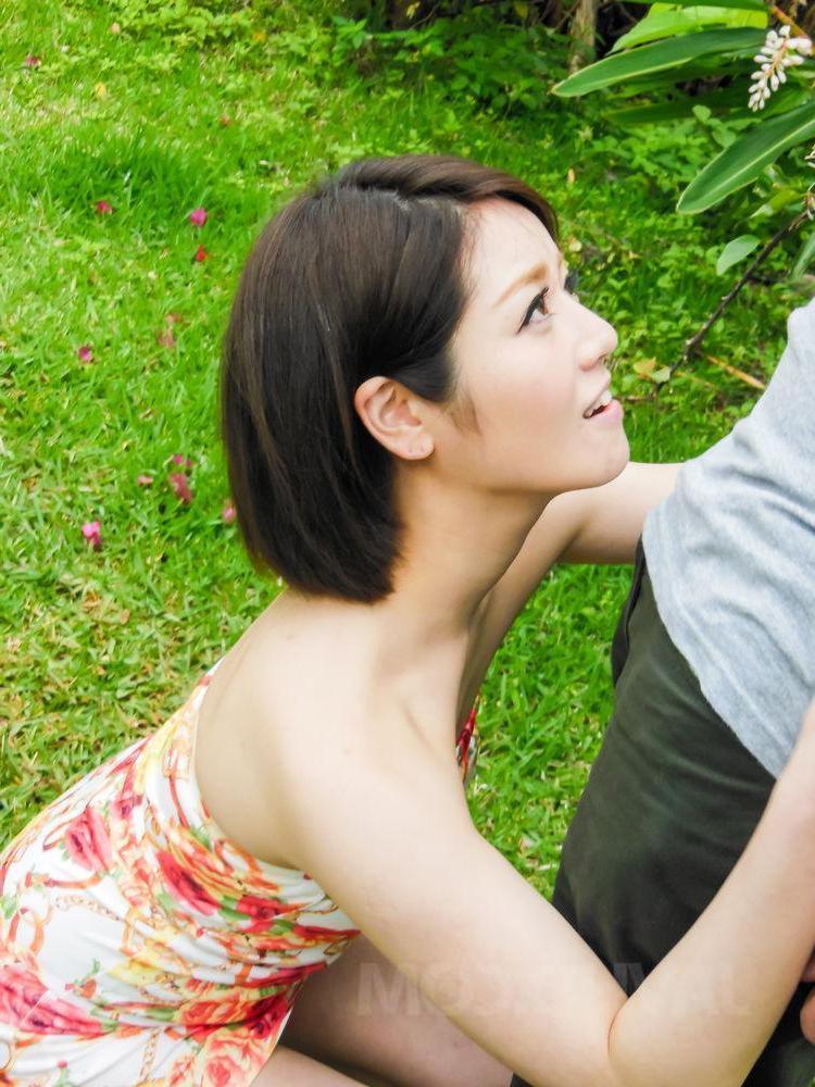 12P La Japonaise Minami Asano fait une pipe à son ami dans une roseraie