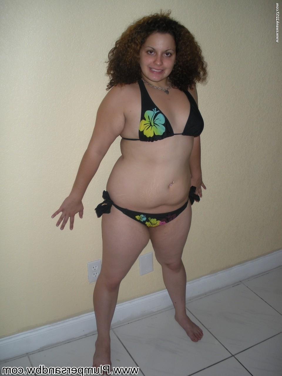 15P Dicke Frau mit gepiercten Brustwarzen spielt mit ihrer kahlen Möse, bevor sie einen Bikini anzieht