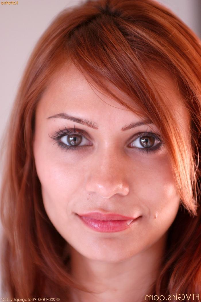 20P La sexy belleza pelirroja Katarina exponiendo su gran trasero y jugando con su coño calvo