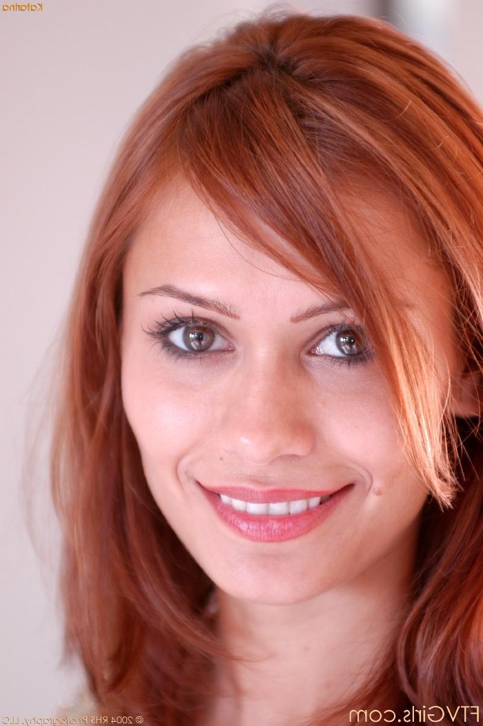 20P La sexy belleza pelirroja Katarina exponiendo su gran trasero y jugando con su coño calvo