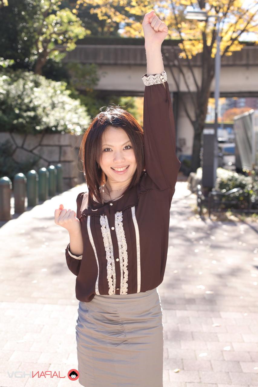 15P Linda garota japonesa ostenta uma saia enquanto posa ao ar livre com suas roupas