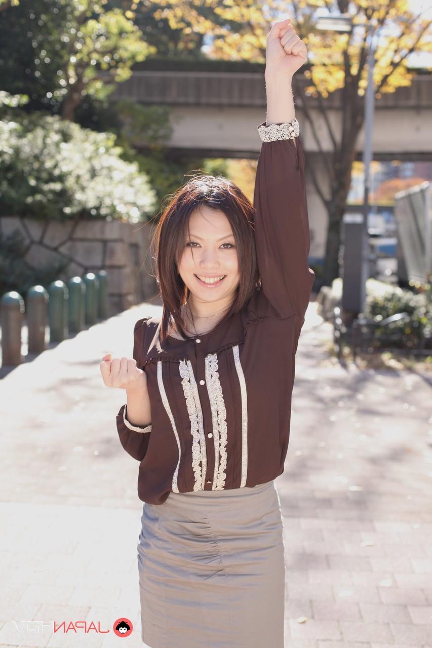15P Linda garota japonesa ostenta uma saia enquanto posa ao ar livre com suas roupas