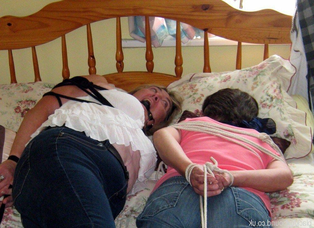 16P Mulheres amadoras são silenciadas com piadas e amarradas enquanto estão descalças